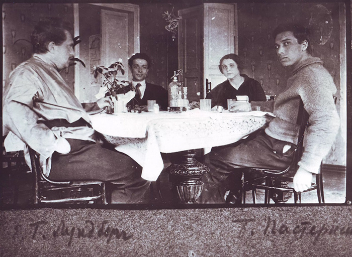 Б.И. Збарский с писателем Е.Г. Лундбергом, поэтом Б.Л. Пастернаком и первой женой Ф.Н. Збарской. (1914-1916 годы)