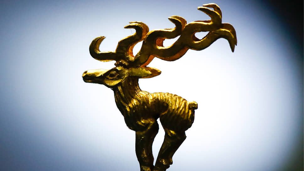 Шпилька с навершием в виде фигурки оленя на выставке «Сокровища Долины царей» в Национальном музее Республики Тыва.📷Фото: Артем Геодакян / ТАСС