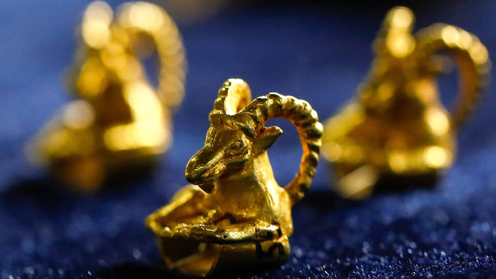 Обойма от ножен в виде фигурки лежащего горного козла.📷Фото: Артем Геодакян / ТАСС