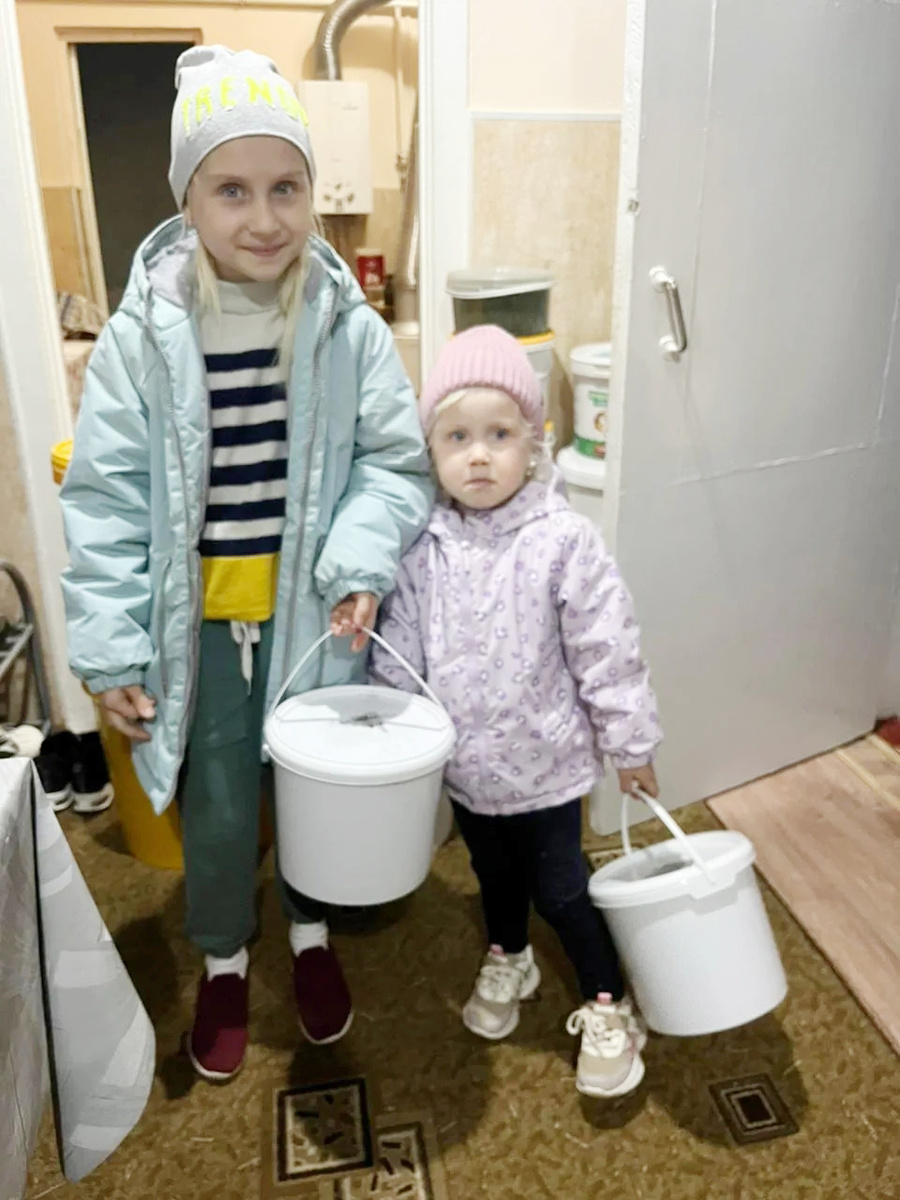    Внучки Людмилы Кононенко Сонечка и Варечка помогают волонтерам заготавливать зелень для супов быстрого приготовления / фото из архива Кононенко