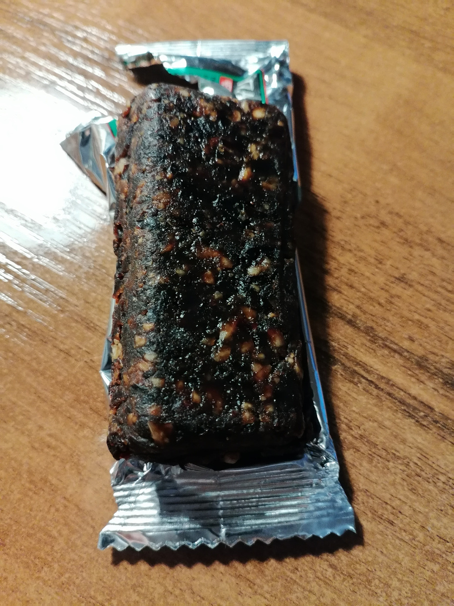 На вид, конечно, так себе; по вкусу и консистенции напоминает фруктовые фитнес-батончики; лично мне ужасно не понравился – обычный компот из сухофруктов только безводный; но для походных условий такой вариант идеален: можно палочку развести в кипятке и будет тот же компот, а можно просто рассасывать, если хочется пить, а воды нет – прекрасный заменитель жидкости