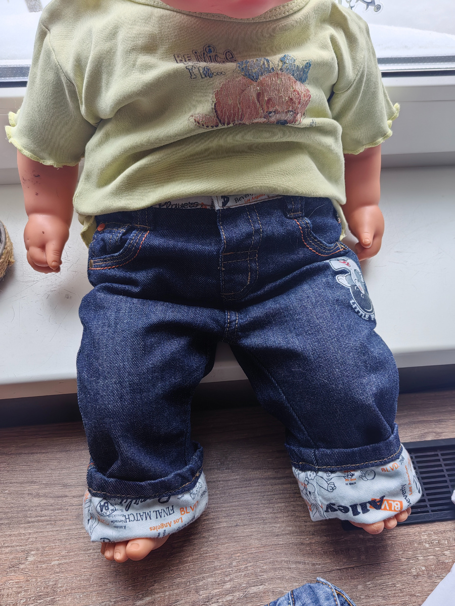 Футболочка на Андрюше, между прочим, "историческая"! Её ещё носила дочь, когда была маленькая. И её дочь надевала несколько раз. Теперь Андрюша донашивает))