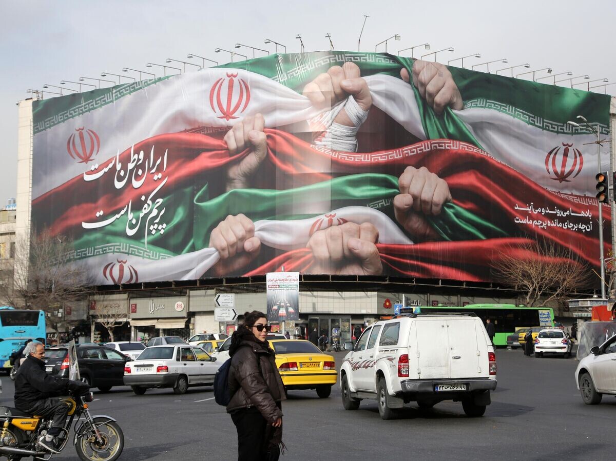    Баннер с изображением иранского флага и лозунгом "Иран - наша родина, флаг - наша защита" на площади Энгелаб в Тегеране | © Getty Images / Anadolu