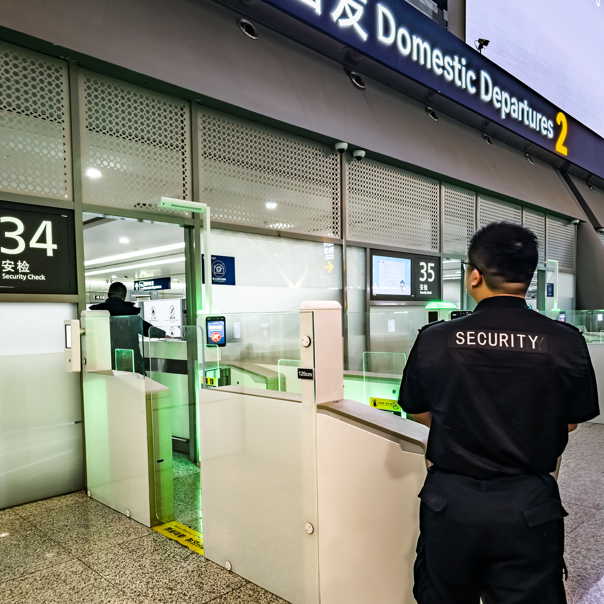 Аэропорт. Тут тебе и биометрия, и сканирование паспорта, и QR-коды, и даже живой охранник