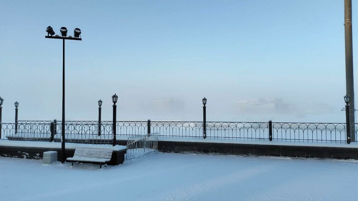    Морозный туман в Салехарде утром 1 февраля. Фото: Владимир Ганчерко / «Ямал-Медиа»