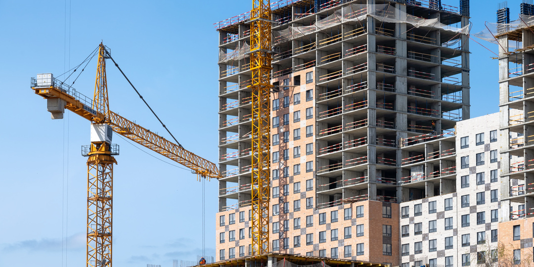 В каких регионах запретили мигрантам работать на стройке