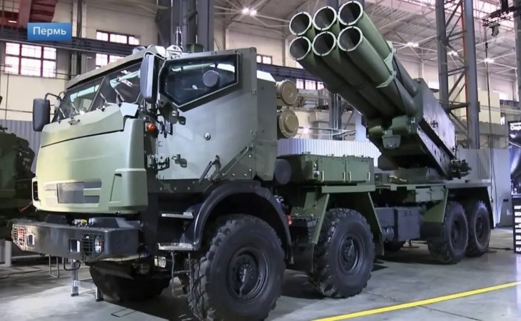 РСЗО «Сарма» на выставке в цеху «Мотовилихинских заводов», сентябрь 2025 г. Кадр из репортажа Первого канала