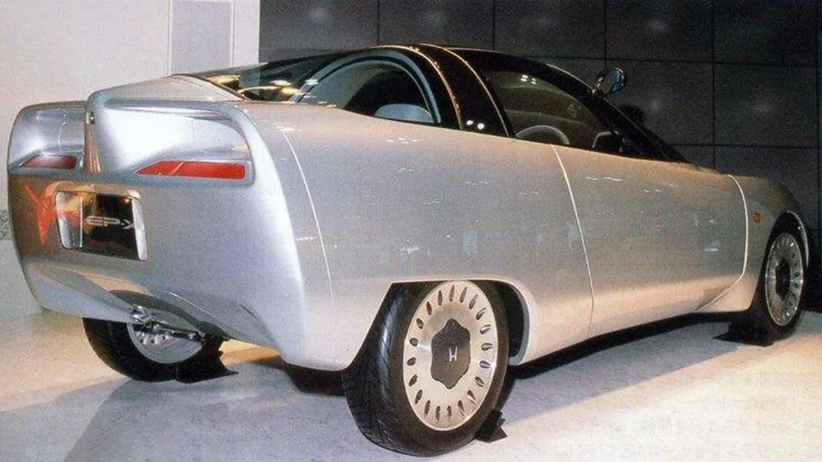 Благодаря огромному стеклянному куполу-фонарю, у водителя была практически полная панорамная видимость