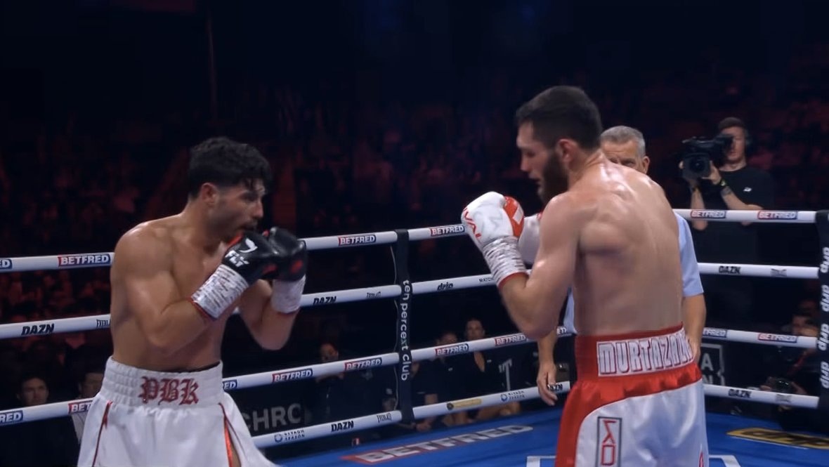    Бахрам Муртазалиев (справа) в поединке с Джошем Келли.