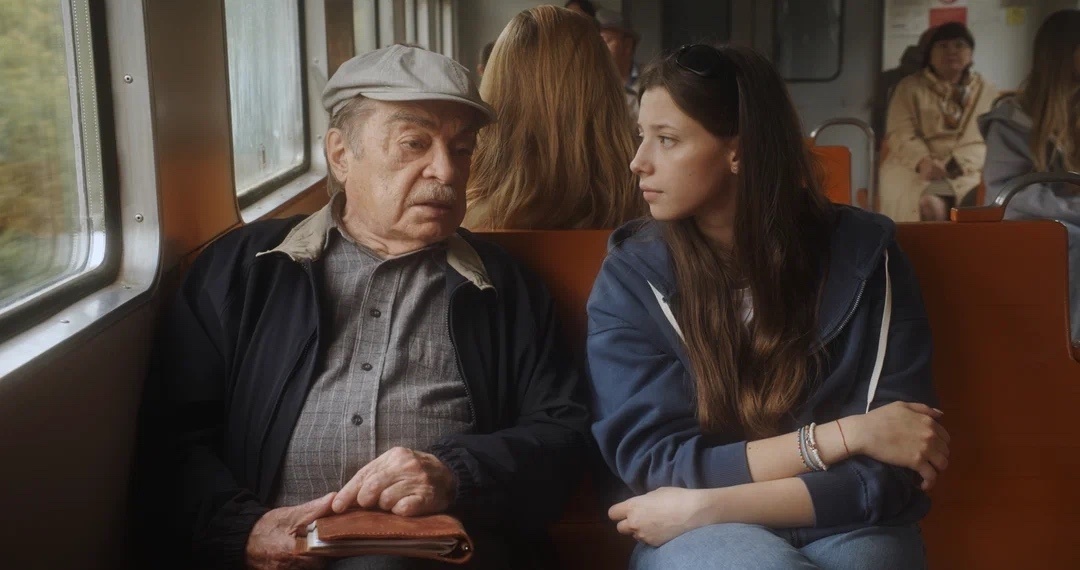 Дуэт Светланы Крючковой и Александра Адабашьяна в фильме «Двое в одной жизни, не считая собаки» (2025, 12+)