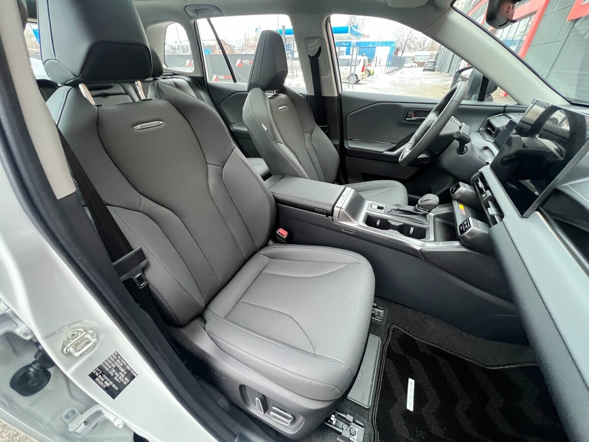 Новые Toyota RAV4 XA60 уже в России: первые впечатления и стоимость новинки. Источник иллюстрации - auto.ru