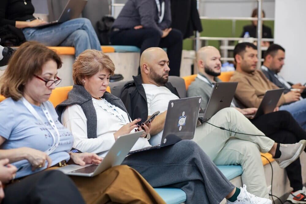 Участники центральноазиатского Innovation Camp выполняют практическое задание
