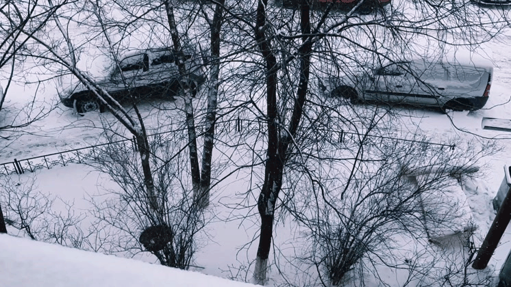 "А за окном метёт метель, и ветер кружит карусель..."