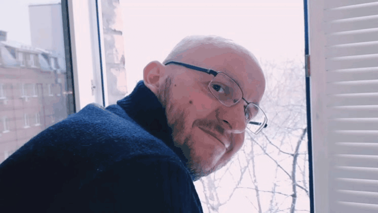 Ромчик ждет сестренку 😃