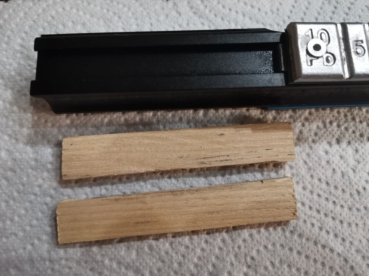 Распиливаем ясень по размерам рейки пистолета