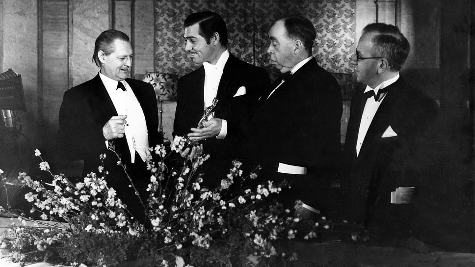 Кларк Гейбл (второй слева) со своим «Оскаром» за фильм «Это случилось однажды ночью» (1934) на банкете в честь вручения премий американской Киноакадемии в 1935 году .📷Фото: AP