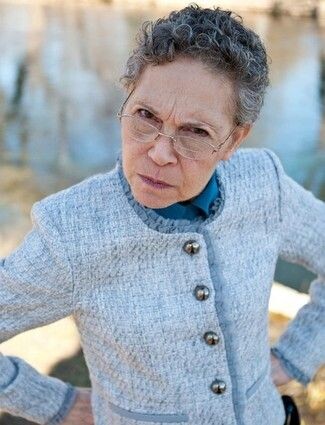 - Наташа, мне тут птичка напела, что ты свою квартиру продаёшь, это правда? - у подъезда стояла бывшая свекровь