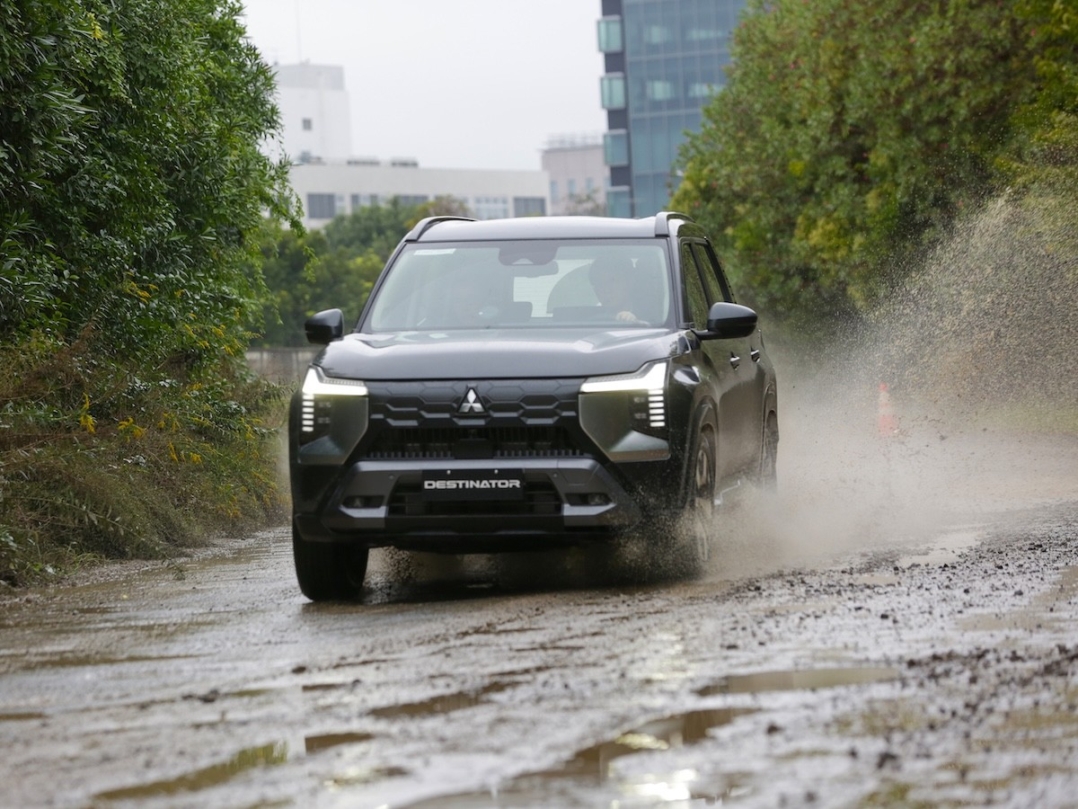 Трехнрядный кроссовер Mitsubishi Destinator 2026 модельного года