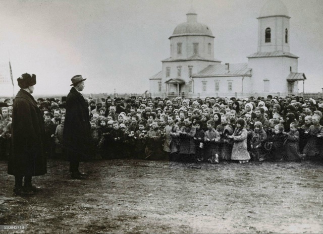 Ленин поставил русских детей на колени перед американцами