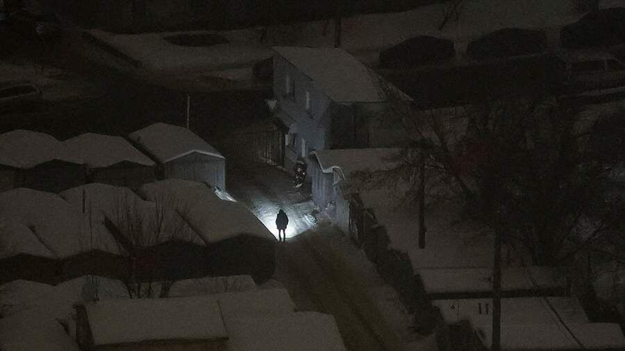 Кличко 15 февраля заявил, что Киев уже находится на грани катастрофы. Город оказался в таком положении в результате повреждений объектов критической инфраструктуры, а местные жители столкнулись с массовыми отключениями электроэнергии, отопления и водоснабжения.