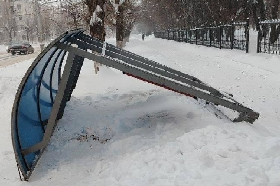    Остановку на улице Циолковского в Рязани сдуло ветром. Фото: Инцидент в Рязани.