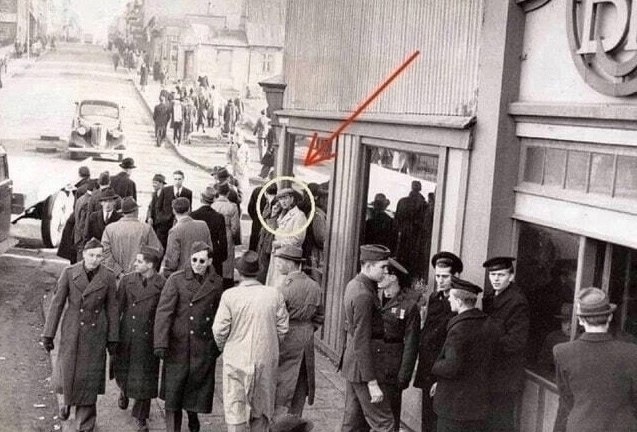 На фото, видимо, служба безопасности исландского банка пытается узнать код из смс у гражданина, чтоб нацистские мошенники не похитили его деньги