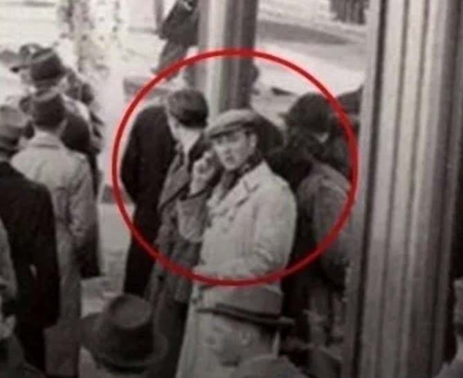 Алло! Черт! Меня спалил какой-то фотограф! Теперь я буду на черно-белом снимке с современной мобилой.