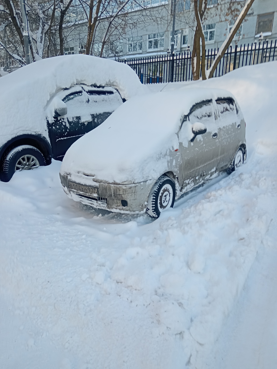 Кстати, представляете, машину сбоку вообще ни разу за зиму не чистили. Спасибо дворникам, хоть бока обметали.
