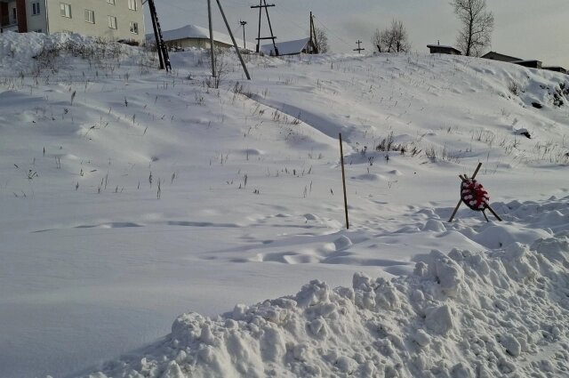    На месте гибели школьника установили траурный венок. Фото: АиФ-Челябинск/ АиФ-Челябинск