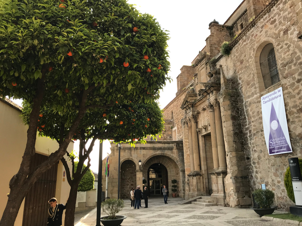 Вход в отель Парадор в Пласенсии