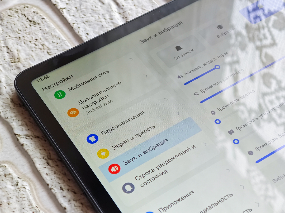 Разумеется простейшая, но всё-таки есть. 
