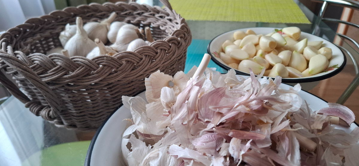 Чищу чеснок. Шелухи много, она липнет к ножу и пальцам, да и долго получается.