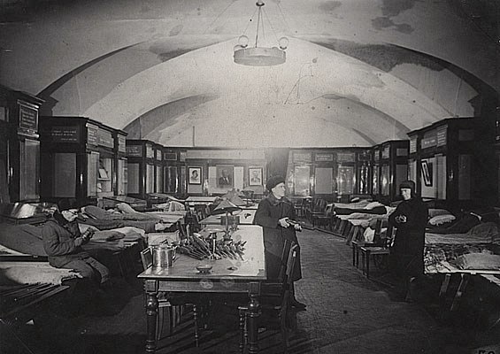 Амбулатория в зале в Публичной биюлиотеке для сотрудников и обессилевших горожан, которых "подобрали" на территории библиотеки или рядом с ней