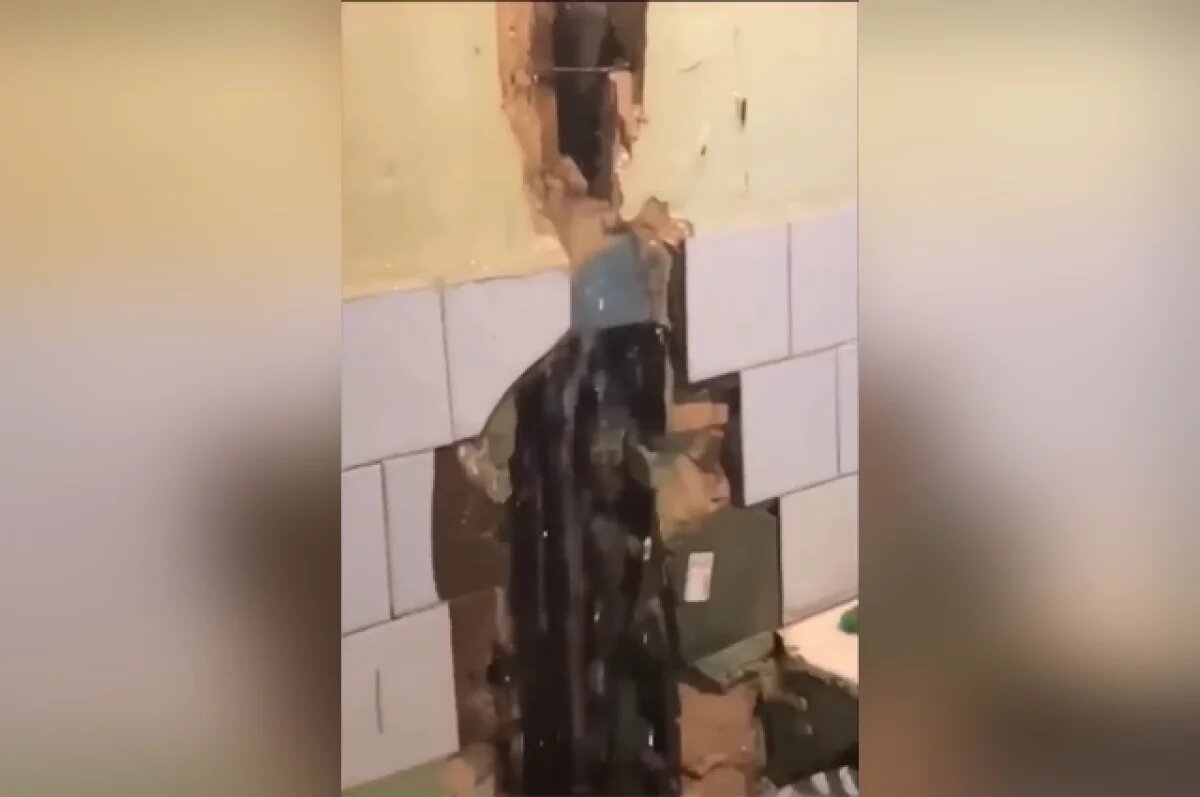    «Кипяток по стенам, а там щитовая» — волгоградцы в шоке от коммунального ЧП