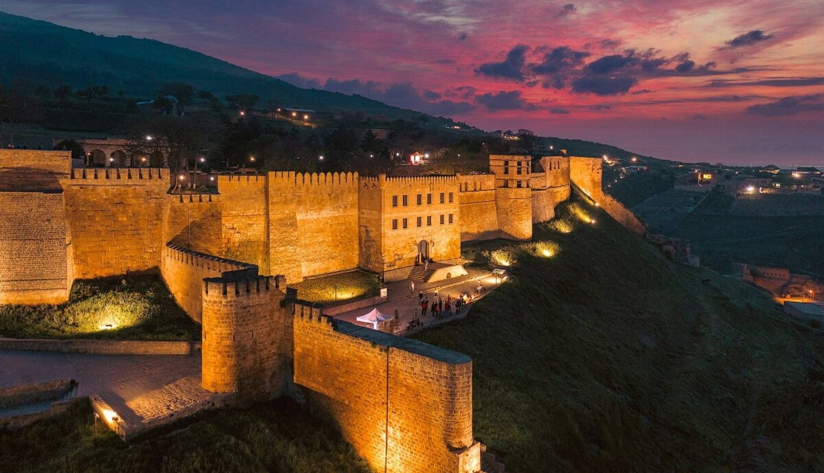 Нарын-Кала ночью.