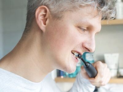    Новый порошок отбеливает зубы с помощью электрического поля