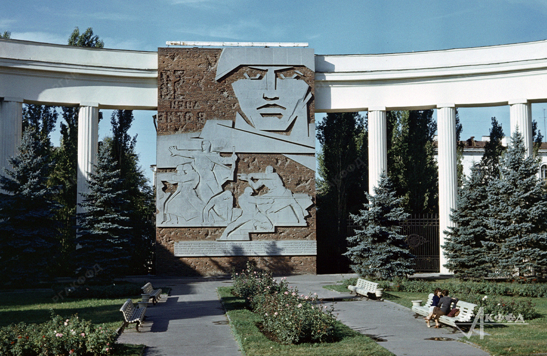 Полукруглая колоннада и барельеф "58 дней в огне" на торце Дома Павлова / Волгоград. 1991–1999 гг. / Фотограф. В. Дронов / РГАКФФД. Арх.№ С1-1425