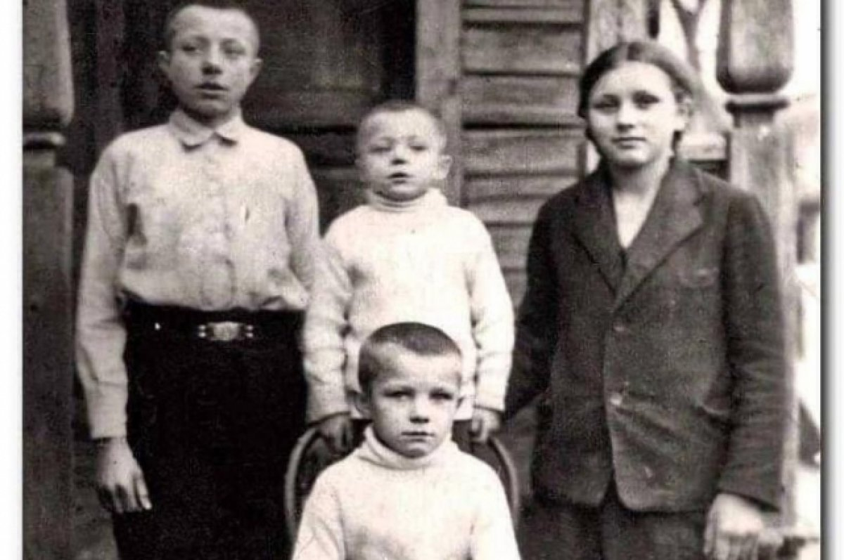 Маленький Юра сидит на стуле