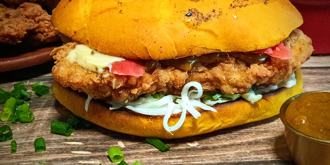 Сэндвич с хрустящей курицей кацу карри и салатом с дайконом