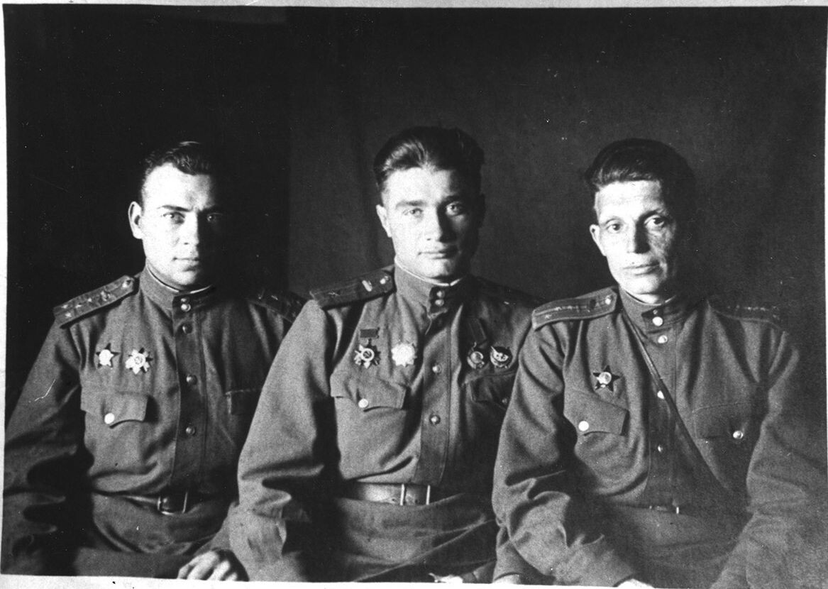 Групповой портрет офицеров 101-й танковой бригады (слева направо): старший адъютант 432-го танкового батальона 101-й танковой бригады 19-го танкового корпуса капитан Семен Петрович Пронькин (год рождения 1919), командир 432-го танкового батальона майор Иван Николаевич Мошкарин (год рождения 1921. Погиб в бою 11.04.44 г.) и помощник начальника штаба бригады по разведке капитан Михаил Александрович Корягин (предположительно). Надпись на обороте: «1944 год, Украина февраль». 
С 4 января 1944 года 101-я танковая бригада находилась в резерве 4-го Украинского фронта в районе села Михайловка. С марта 1944 года бригада в составе 19-го танкового корпуса вела бои в Крыму. Сайт: https://waralbum.ru/358053/?utm_medium=organic&utm_source=yandexsmartcamera