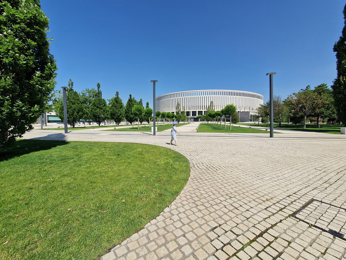 На заднем фоне, на входе, расположена «Ozon Арена», напоминающая Колизей, — домашний стадион футбольного клуба «Краснодар». Фото: Яна Сергеева