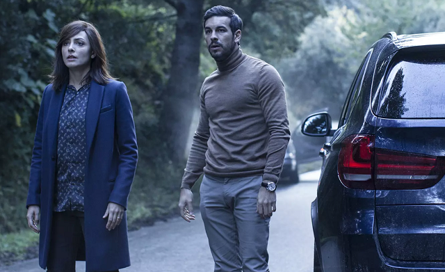 актриса Барбара Ленни и актер Марио Касас, кадр из фильма "Невидимый гость"