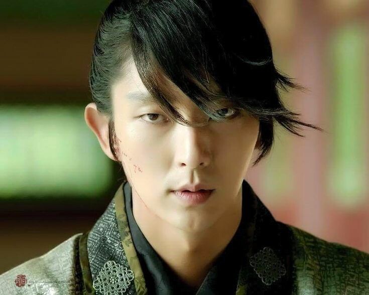 Соша в ханбоке с декором цветов сливы, символизирующих стойкость и упорство