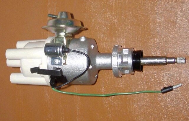 Трамблер в сборе. Сверху виден вакуумный регулятор угла опережения зажигания (Фото: Elwood / CC BY-SA 3.0 / Wikipedia Commons