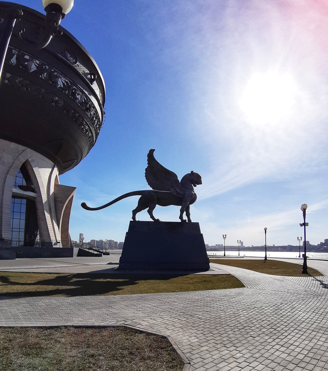 История Казани. Центр семьи Казан. Скульптура Крылатый барс