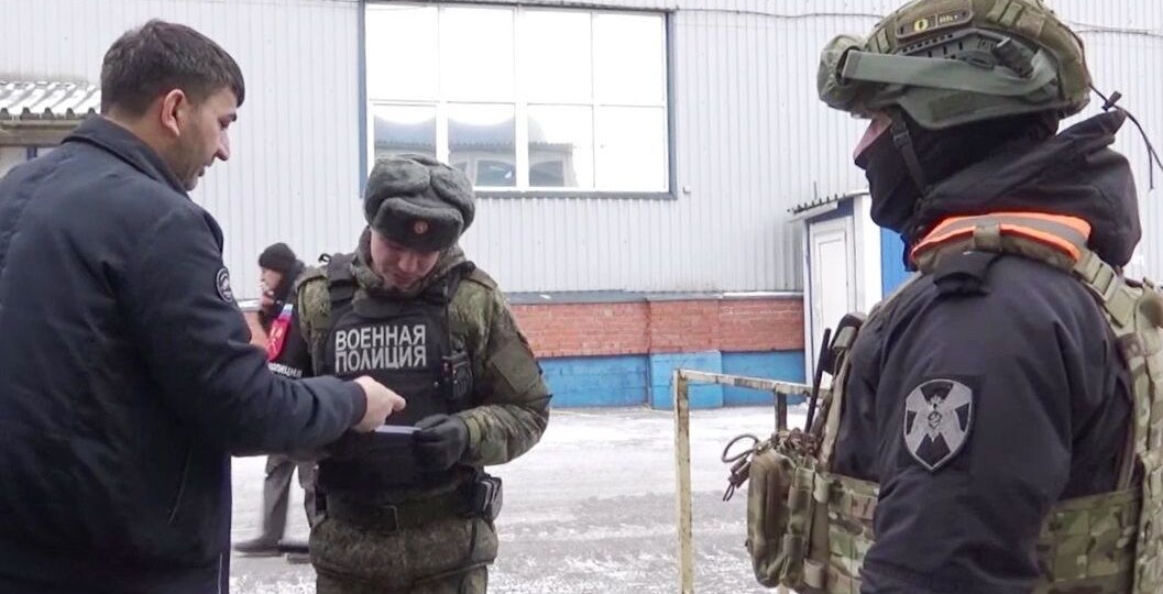 Облава у миграционного центра в Петербурге: задержаны десятки нелегалов