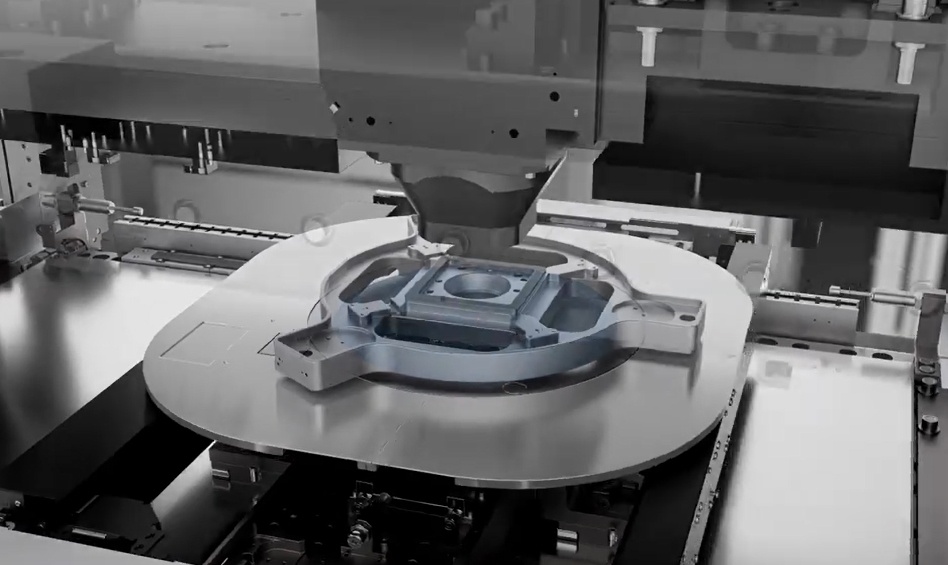 Наноимпринтный фотолитограф Canon штампует слои чипа на пластине. Сверху — источник УФ излучения, отверждающий рельефный рисунок фоторезиста. Изображение: скрин global.canon