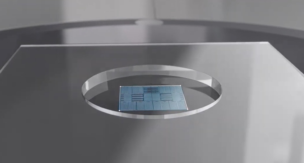 Форма делает рельефный оттиск на пластине с предварительно нанесённым фоторезистом. Изображение: скрин global.canon