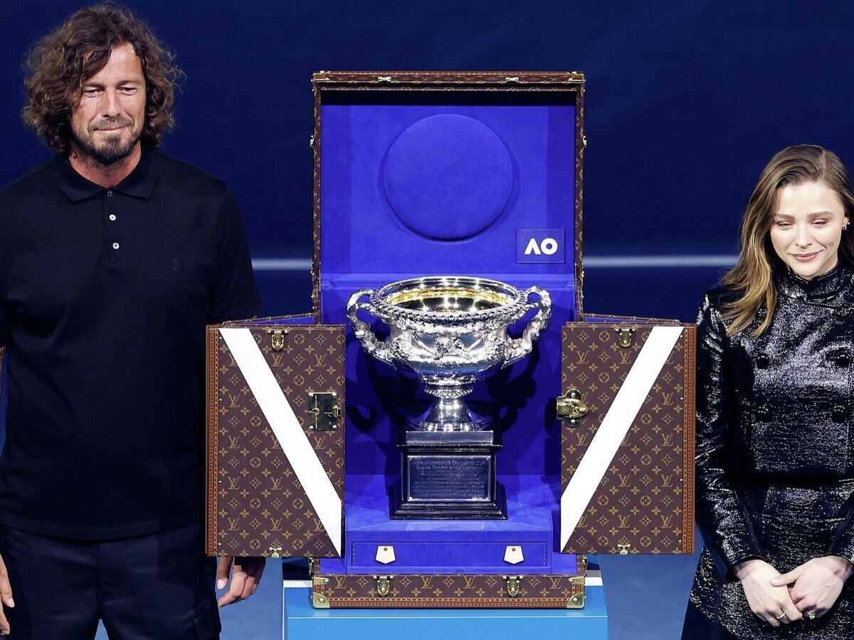    Марат Сафин и американская актриса Хлоя Грейс Морец презентовали трофей Australian Open | © Фото : Соцсети Australian Open