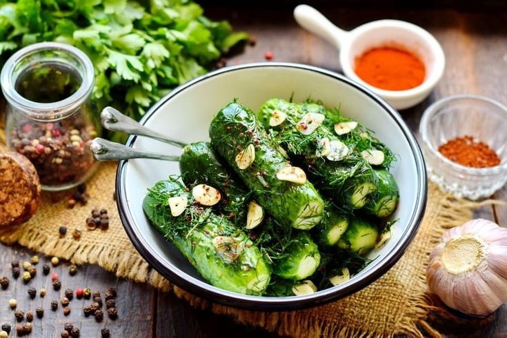 Готовим вкусные и хрустящие маринованные огурцы по простому и быстрому рецепту. Ароматные ломтики с чесноком и укропом в ароматной и пикантной заправке из соевого соуса и лимонного сока. Маринуем в пакете!
Для приготовления закуски берите небольшие молоденькие огурчики с тонкой и нежной кожицей. Количество - на ваше усмотрение. Если овощей будет, к примеру, вдвое больше, остальные продукты также умножайте в два раза. Для заправки вместо сока лимона можно добавить столовый или фруктовый уксус (регулируйте кислоту по вкусу). Сахарный песок можно заменить натуральным медом, если нет аллергии. Белый кунжут или черный - не принципиально